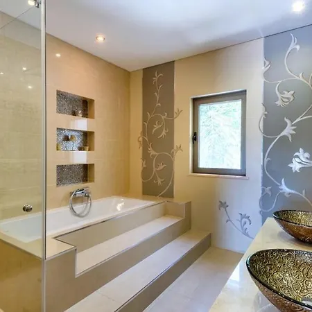 Ferrarias Sleeps 12 With Pool Air Con And Wifi Villa Ferrarias (Loule)