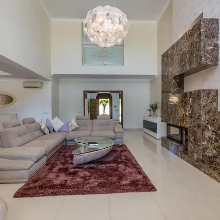 Villa Ferrarias Sleeps 12 With Pool Air Con And Wifi Ferrarias (Loule)